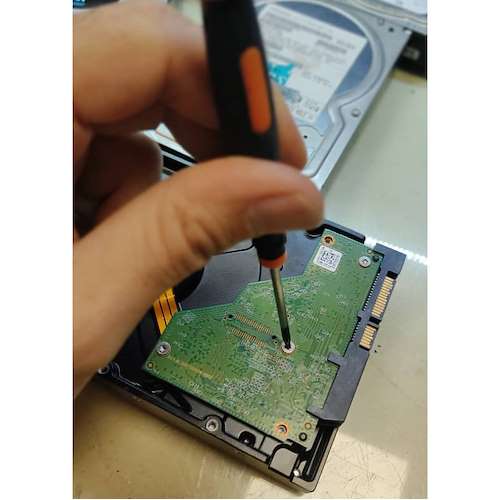 متخصص تعمیرات هارد دیسک